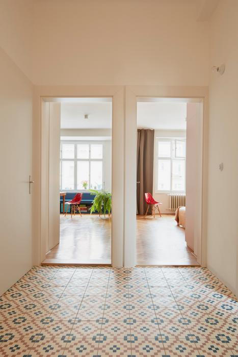 Výsledkem je byt 3+kk, který působí přirozeně, funkčně a nepodléhá krátkodobým trendům. Právě nenucenost a práce s měřítkem se staly klíčem k návrhu, jenž nechává vyniknout charakter samotného bytu.