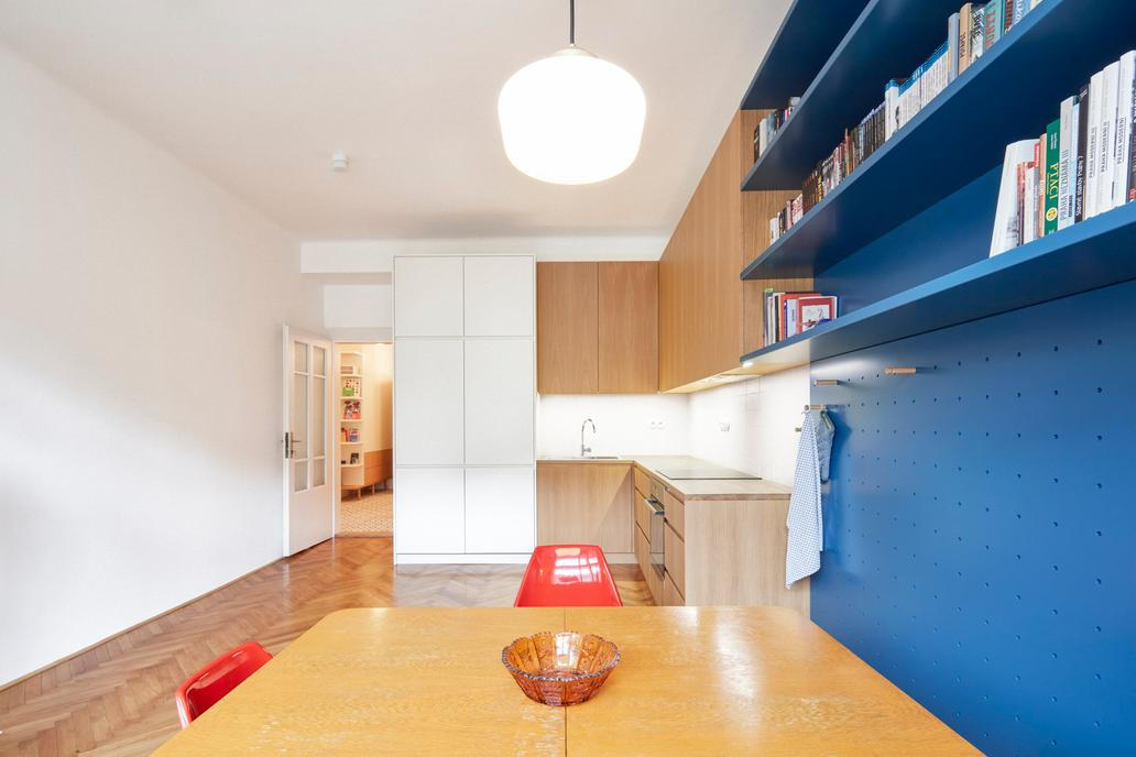 Celým interiérem pak prostupuje promyšlená koláž tradičních materiálů. Dubové parkety kladené do stromku odkazují na dobu vzniku domu, cementová dlažba vyrobená na míru zase dodává prostoru výraznou, ale kultivovanou identitu. 