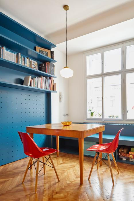 Dominantní lavice u okna pak přirozeně propojuje jednotlivé zóny a zároveň skrývá topení. A modulární knihovna umožňuje variabilní uspořádání, zatímco historizující svítidla a osobní doplňky investorů vytvářejí útulnou, neokázalou atmosféru.