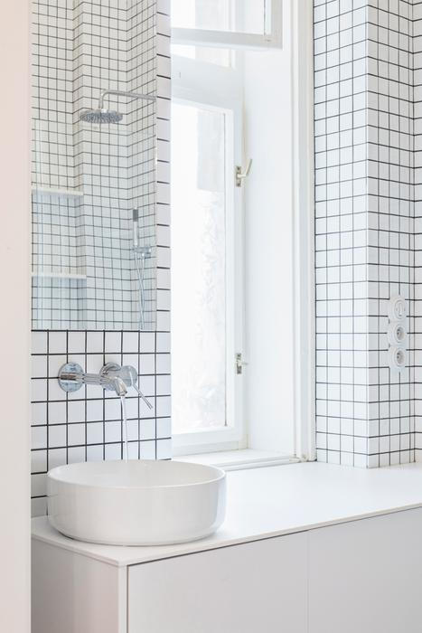 Předělaný prostor ukazuje, že kvalitní rekonstrukce nemusí znamenat kompletní proměnu od základů. Stačí citlivě pracovat s tím, co už prostor nabízí – třeba s materiály a světlem. 