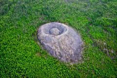 Patomský kráter z helikoptéry, Patomská vysočina, Sibiř. Čtyřzónová struktura: vnější svah, prstencový val, příkop a centrální hůrka, 2014.