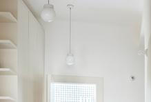 Zrekonstruovaný byt se nachází v činžovním domě z počátku 20. století, v lokalitě, která je dlouhodobě symbolem moderního městského životního stylu. 