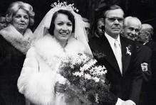 Svatba "lahůdkové Olinky" v podání Hany Maciuchové a inženýra Jaromírka, kterého hrál Eduard Cupák, v seriálu Žena za pultem (1977).