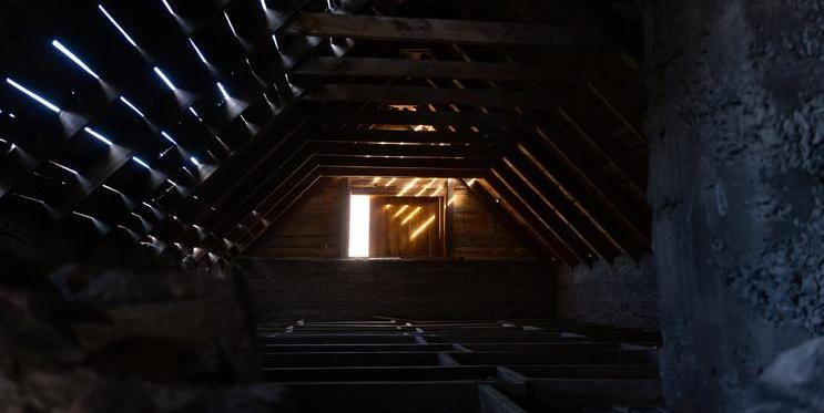 Starý rodinný dům, ticho po babiččině odchodu a běžný úklid, který se změnil v nečekaný nález. Příběh ukazuje, že i zdánlivě obyčejná místa mohou skrývat pozůstatky minulosti, o nichž rodina neměla tušení.