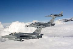 Čtveřice jednomístných strojů L-159 Alca. To je podle armády maximální počet, který může ze svých čáslavských hangárů dodat Kyjevu.