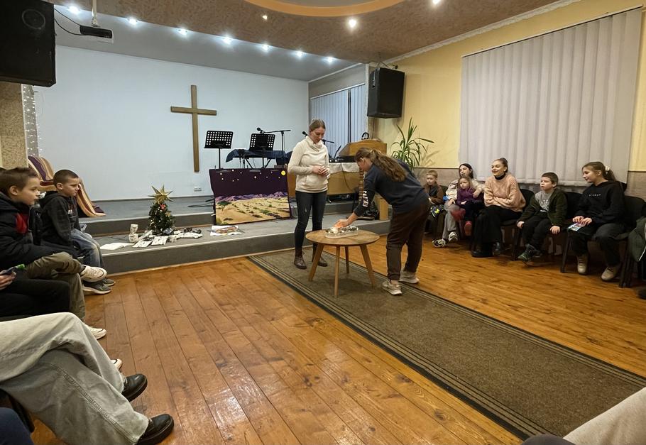 Děti na programu v místní církvi vždy zapomenou na své problémy a ožijí. 