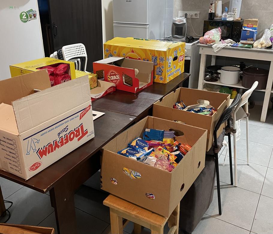 Příprava balíčků sladkostí pro děti, které ještě nemají své patrony. 