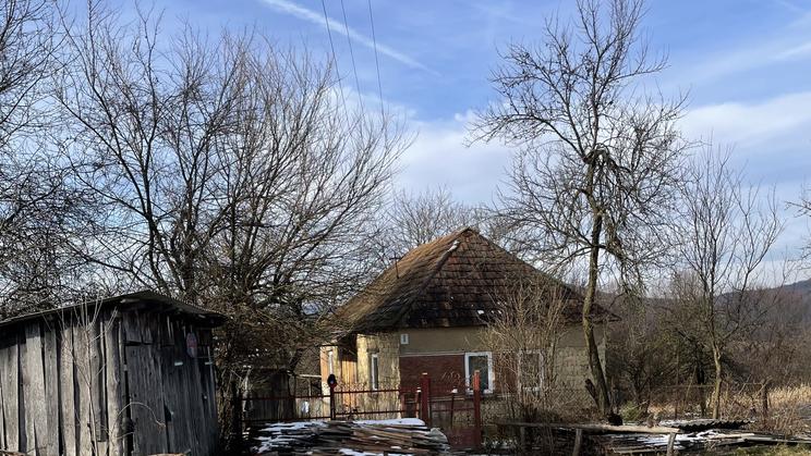 Typický dům v Dubrynyči, v místnosti 3 x 3 metry se v zimě tísní 5 lidí. 