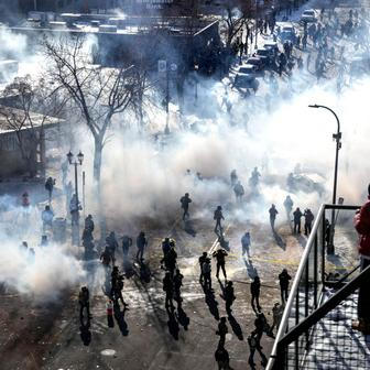 Smrt Alexe Prettiho šokuje Ameriku: tragédie, která ukazuje rozdělenou zemi