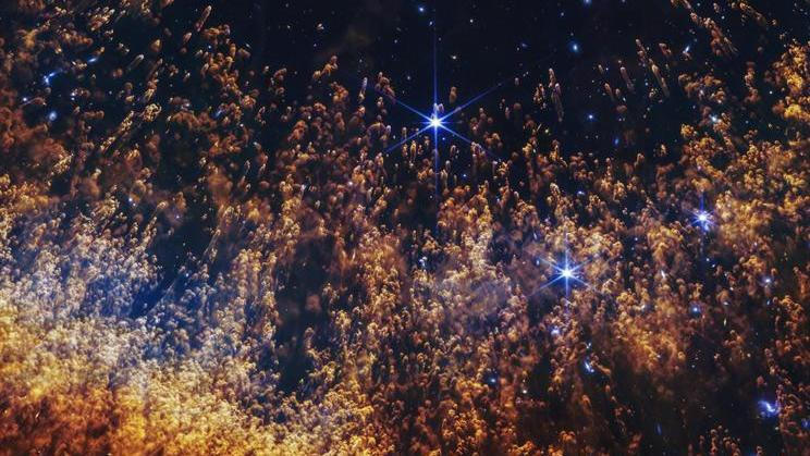 Helixova mlhovina odhaluje, co jednou čeká naše Slunce - a možná i Zemi. Nové snímky z teleskopu Jamese Webba ukazují, jak hvězdy umírají a jak se z jejich pozůstatků rodí materiál pro vznik nových světů.