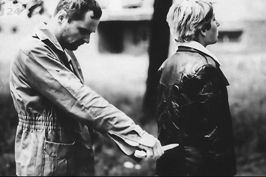 Historický snímek z policejní rekonstrukce vraždy provedené leteckým inženýrem Vladimírem Tekverkem v noci z 5. na 6. června 1979 v pražských Letňanech.