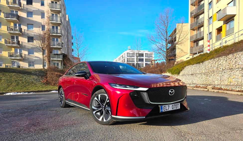 Mazda 6e je elektrický liftback začínající na 1 069 900 korunách.