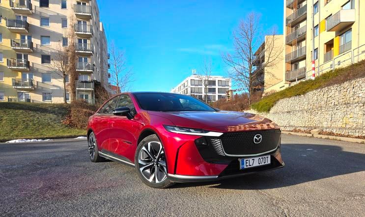 Mazda 6e je elektrický liftback začínající na 1 069 900 korunách.