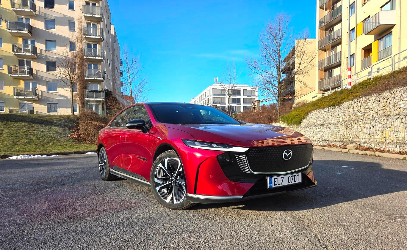 Mazda 6e je elektrický liftback začínající na 1 069 900 korunách.