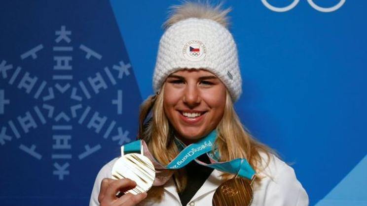 Ester Ledecká s medailemi ze ZOH 2018