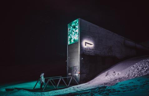 „Svalbard Global Seed Vault je v podstatě trezor ve skále na konci světa,“ popisuje Romana Vondrušková, která toto místo navštívila během zimní cesty na Špicberky. „Jsou v něm uložená semena plodin z celého světa jako pojistka pro případ, že by někde došlo ke katastrofě, válce nebo změně klimatu,“ doplňuje digitální tvůrkyně a dobrodružka.