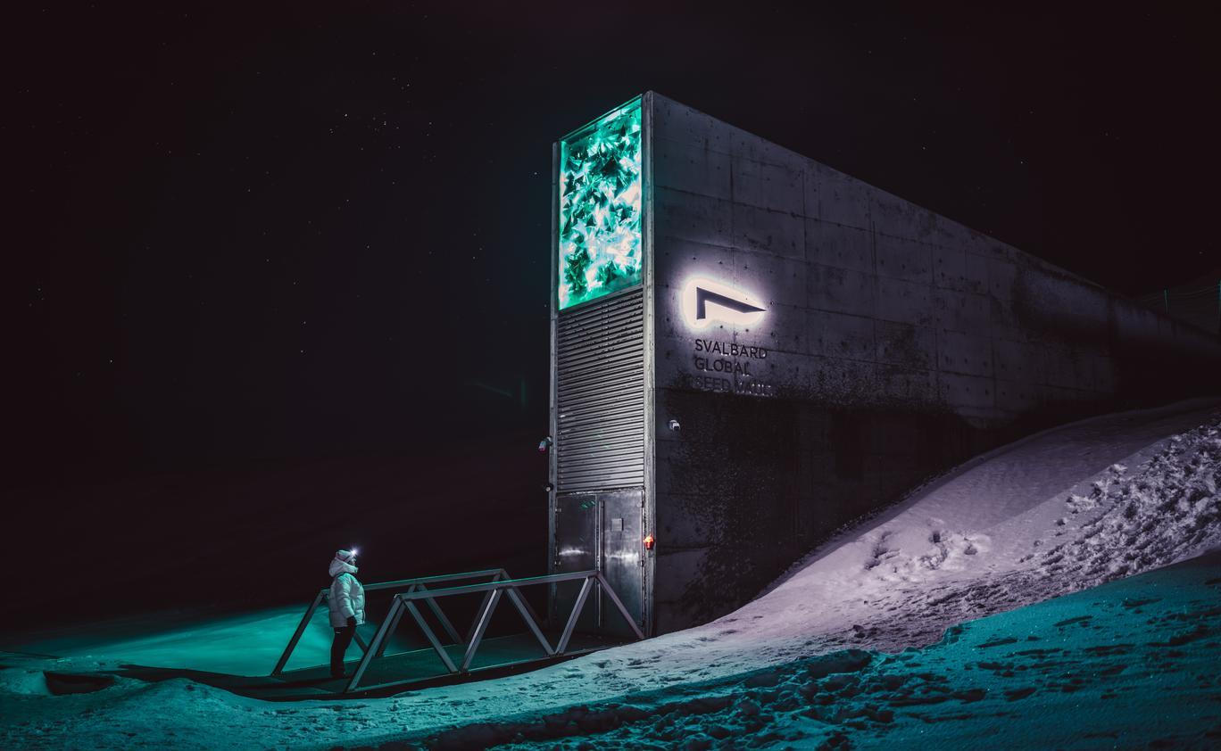 Tichá, chladná a nenápadná stavba v arktické pustině tak ukrývá jedno z největších bohatství lidstva. 