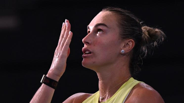 Aryna Sabalenková hrála s náramkem i generálkou na Australian Open v Brisbane. Na samotném grandslamu ho ovšem nosit nesmí