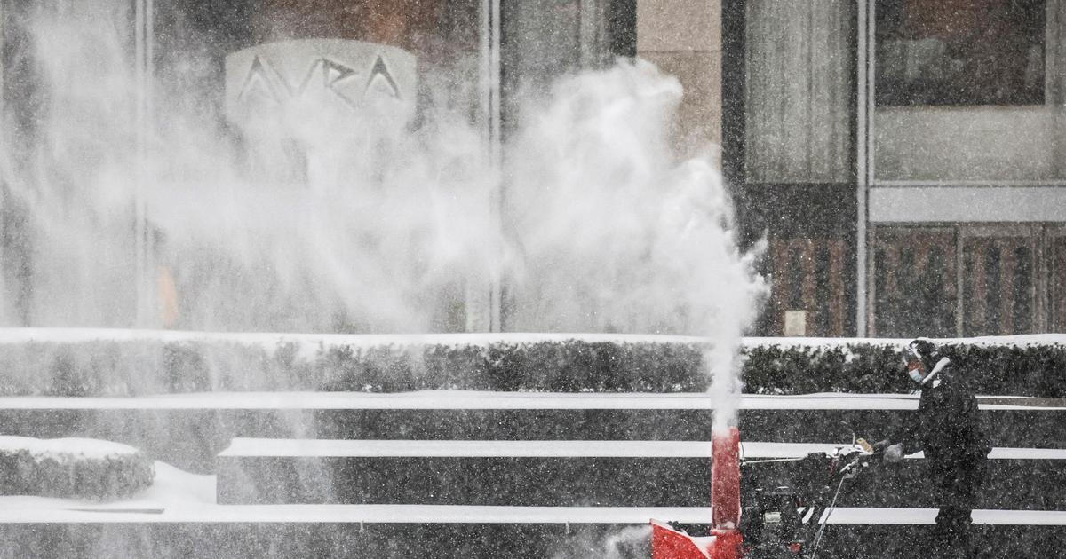 Videa ukazují, jak USA válcuje sněhová kalamita. Vyžádala si i svou daň