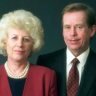 Třicet let bez Olgy Havlové. Síla, laskavost i humor první dámy svobody.