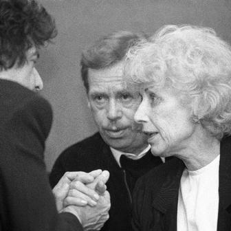 Třicet let bez Olgy Havlové. Síla, laskavost i humor první dámy svobody.