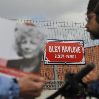 Třicet let bez Olgy Havlové. Síla, laskavost i humor první dámy svobody.