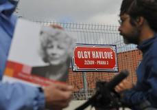 Třicet let bez Olgy Havlové. Síla, laskavost i humor první dámy svobody.