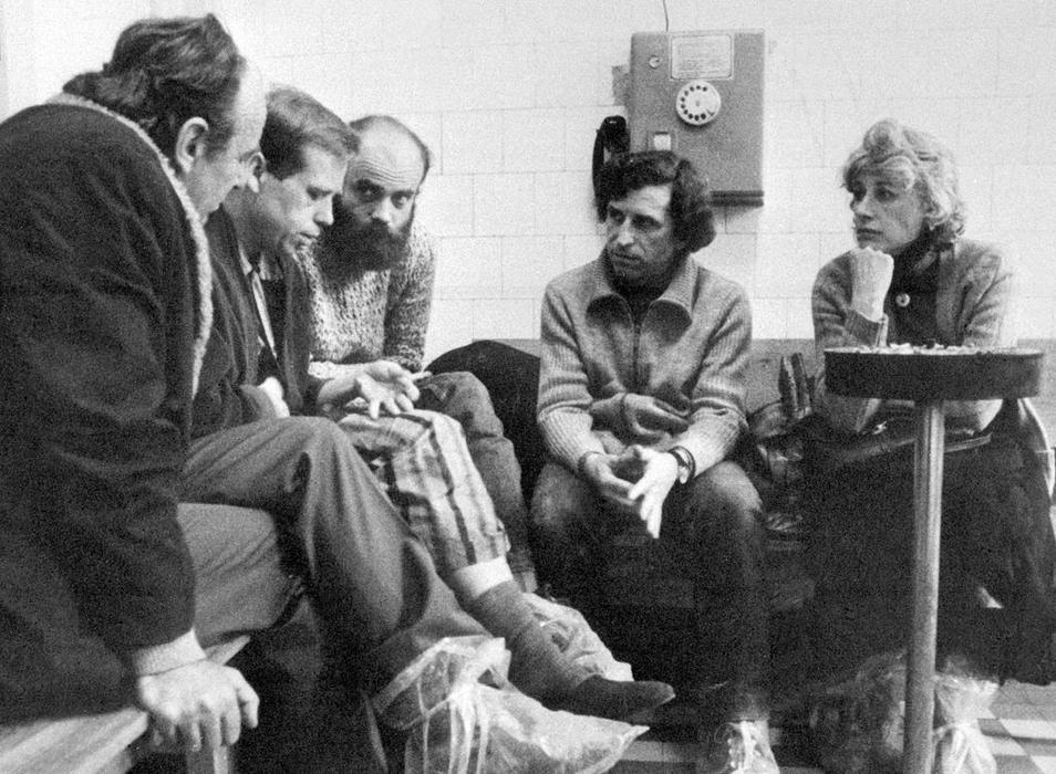 Třicet let bez Olgy Havlové. Síla, laskavost i humor první dámy svobody.