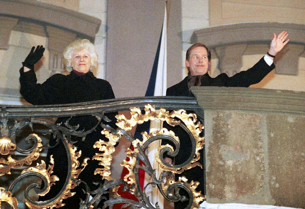 Třicet let bez Olgy Havlové. Síla, laskavost i humor první dámy svobody.