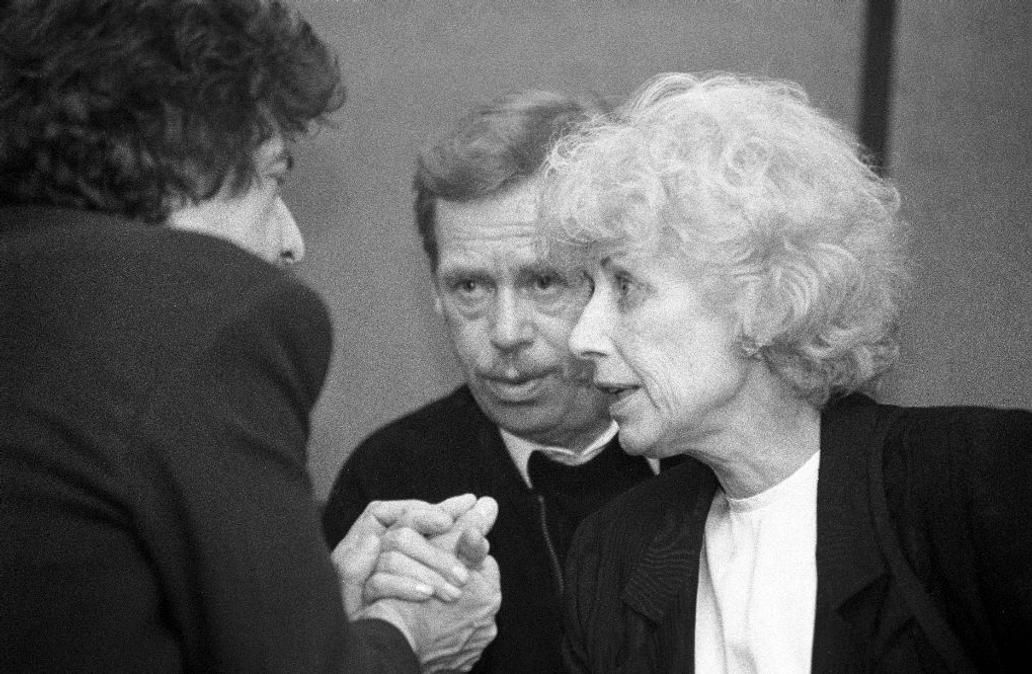 Třicet let bez Olgy Havlové. Síla, laskavost i humor první dámy svobody.