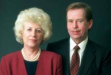 Třicet let bez Olgy Havlové. Síla, laskavost i humor první dámy svobody.