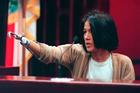 Mary Vincent svědčí na procesu s Lawrencem Singletonem, Tampa, Florida, únor 1998. Ukazuje kovovou protézou na svého útočníka z roku 1978.