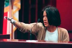 Mary Vincent svědčí na procesu s Lawrencem Singletonem, Tampa, Florida, únor 1998. Ukazuje kovovou protézou na svého útočníka z roku 1978.