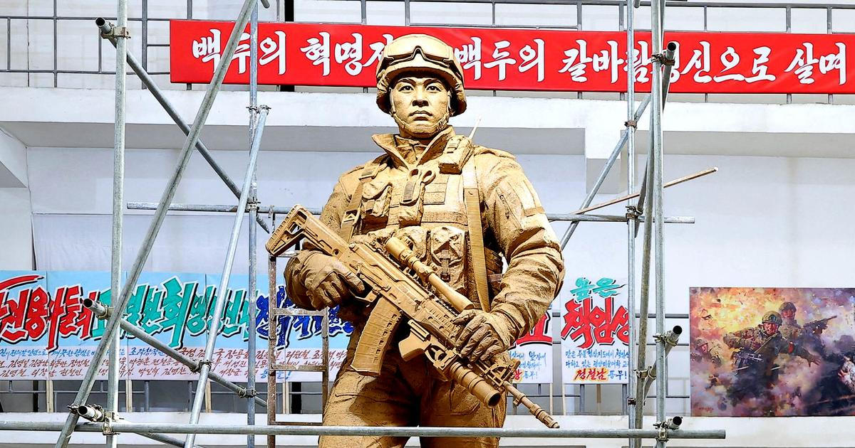 AK-12 ve zlatě a Kim v roli kurátora: Mansudae mění válku na „umění“