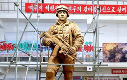 AK-12 ve zlatě a Kim v roli kurátora: studio Mansudae oslavuje válku v pompézním realismu