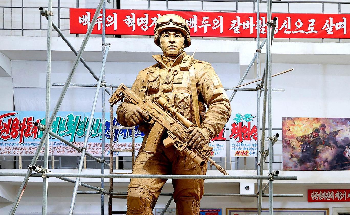 AK-12 v zlatě a Kim v roli kurátora: studio Mansudae oslavuje válku v pompézním realismu