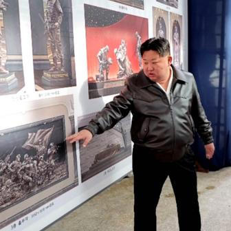 AK-12 ve zlatě a Kim v roli kurátora: studio Mansudae oslavuje válku v pompézním realismu