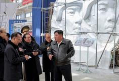 AK-12 ve zlatě a Kim v roli kurátora: studio Mansudae oslavuje válku v pompézním realismu