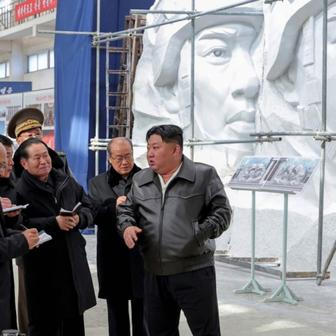 AK-12 ve zlatě a Kim v roli kurátora: studio Mansudae oslavuje válku v pompézním realismu