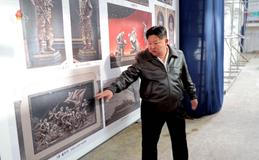 AK-12 ve zlatě a Kim v roli kurátora: studio Mansudae oslavuje válku v pompézním realismu