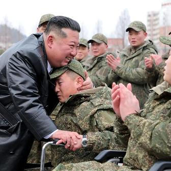 AK-12 ve zlatě a Kim v roli kurátora: studio Mansudae oslavuje válku v pompézním realismu