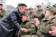 AK-12 ve zlatě a Kim v roli kurátora: studio Mansudae oslavuje válku v pompézním realismu