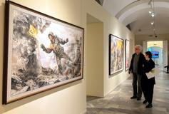 AK-12 ve zlatě a Kim v roli kurátora: studio Mansudae oslavuje válku v pompézním realismu