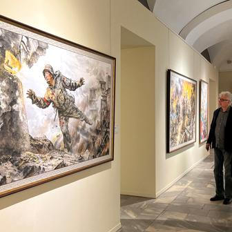 AK-12 ve zlatě a Kim v roli kurátora: studio Mansudae oslavuje válku v pompézním realismu