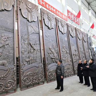 AK-12 ve zlatě a Kim v roli kurátora: studio Mansudae oslavuje válku v pompézním realismu