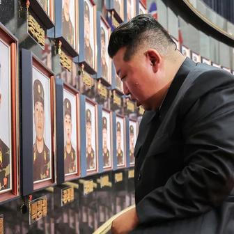 AK-12 ve zlatě a Kim v roli kurátora: studio Mansudae oslavuje válku v pompézním realismu