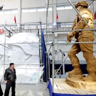 AK-12 ve zlatě a Kim v roli kurátora: studio Mansudae oslavuje válku v pompézním realismu