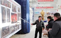 AK-12 ve zlatě a Kim v roli kurátora: studio Mansudae oslavuje válku v pompézním realismu