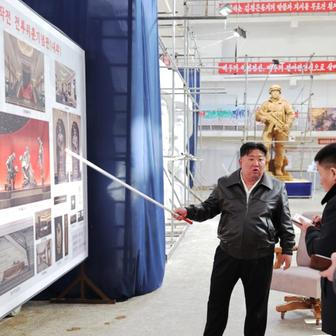 AK-12 ve zlatě a Kim v roli kurátora: studio Mansudae oslavuje válku v pompézním realismu