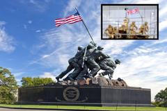 AK-12 ve zlatě a Kim v roli kurátora: studio Mansudae oslavuje válku v pompézním realismu